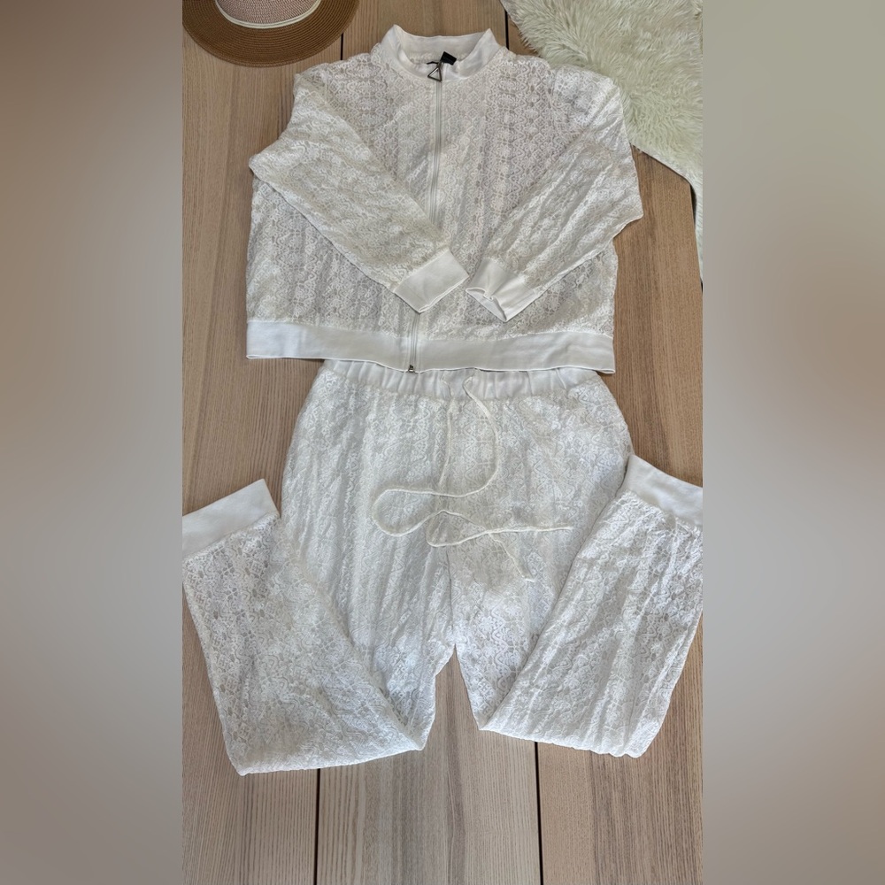 Ashley Sport women’s 2-piece set with lace. Size 22/24